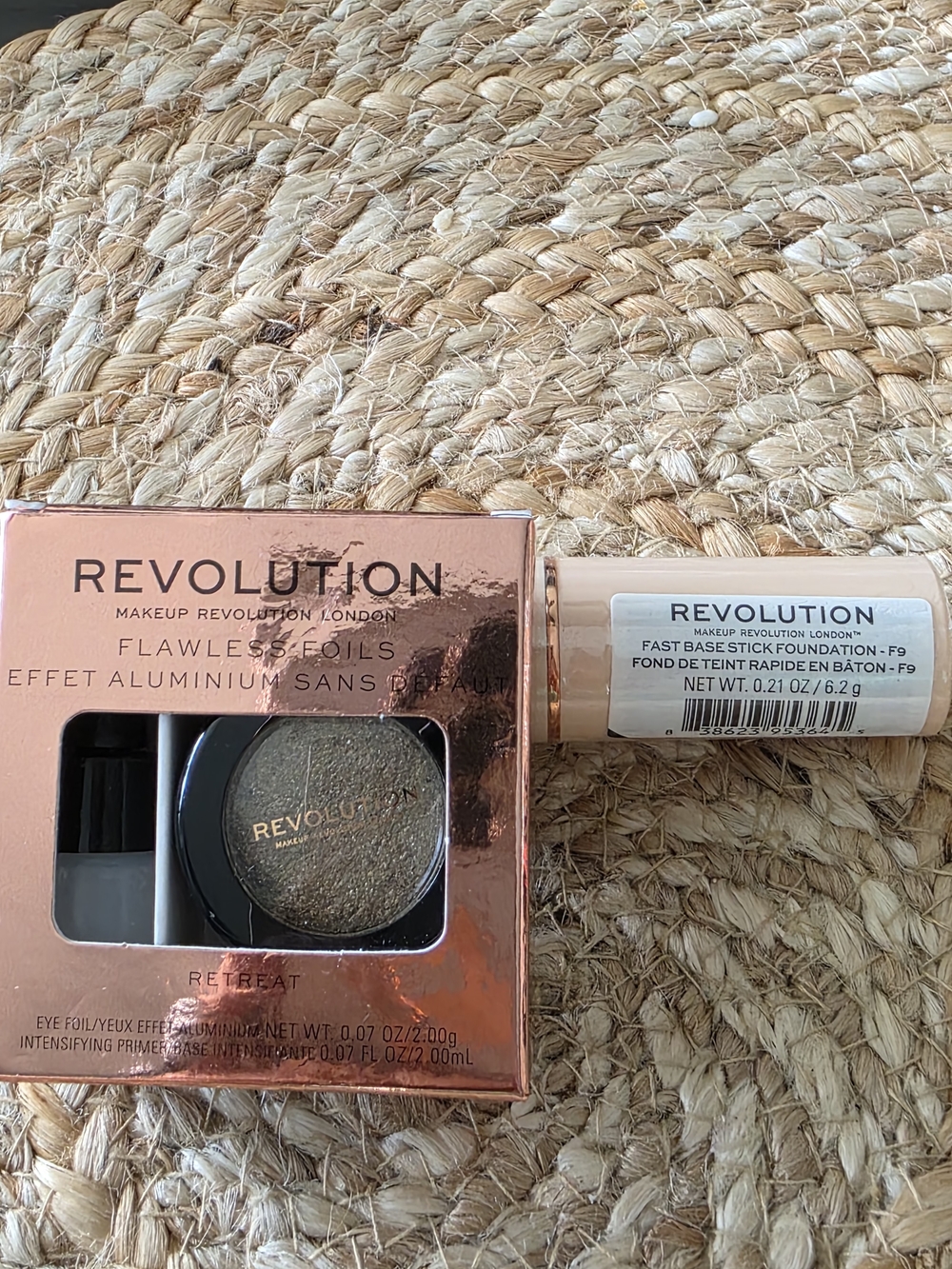 Revolution Flawless Foils Eyeshadow & Foundation F9 Stick